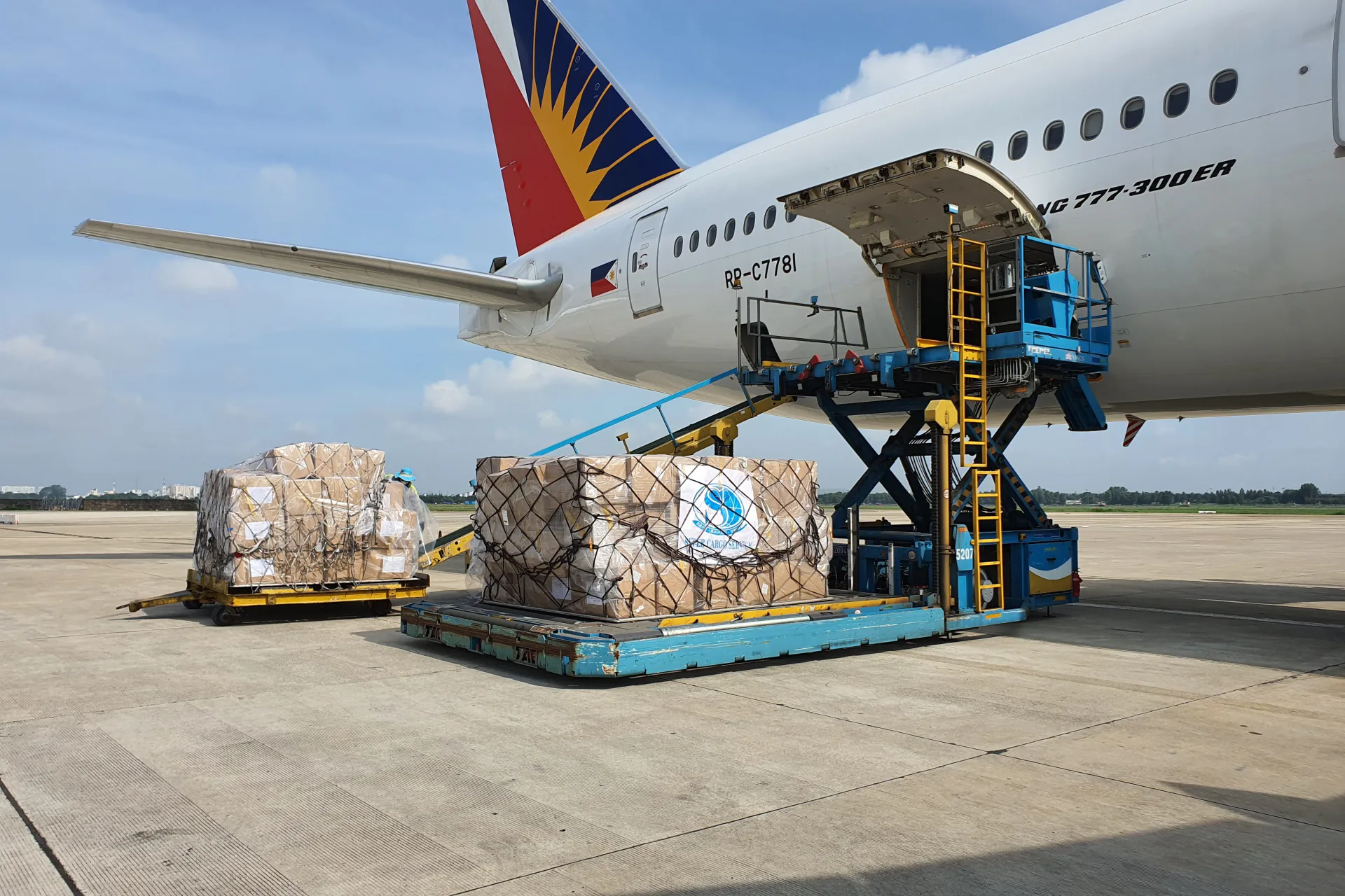 Air freight cost: the per-kilo bands and what moves them