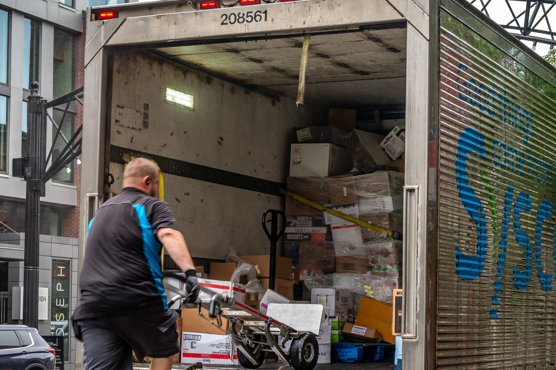 FTL vs LTL: which way your freight rides inland